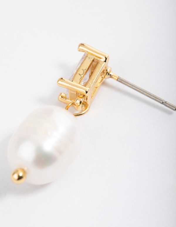 Gold Plated Cubic Zirconia Baguette & Freshwater Pearl Drop Earrings For Sale - Image 3
